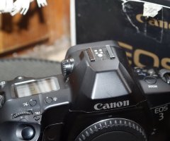 Reflex 35mm Canon EOS 3 a pellicola fotografica . Autofocus; Eye-controlled Aut